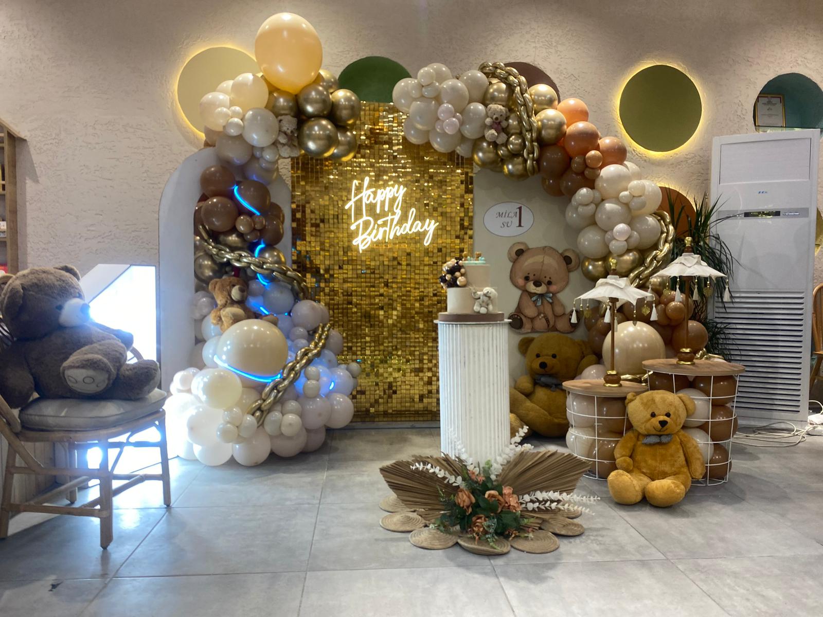 Balon dekorlu giriş takı ve fotoğraf köşesi – En Baba Organizasyon doğum günü süslemesi