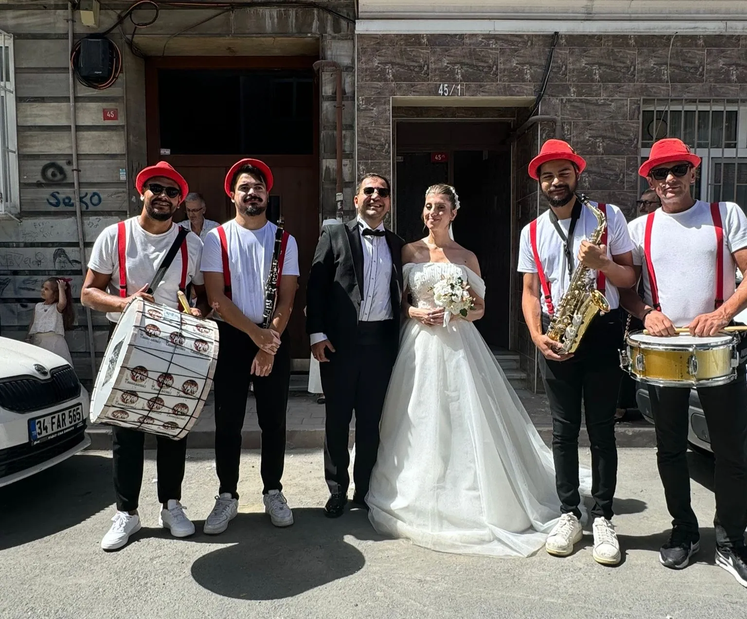 Gelin alma sırasında bando ekibi ve çift