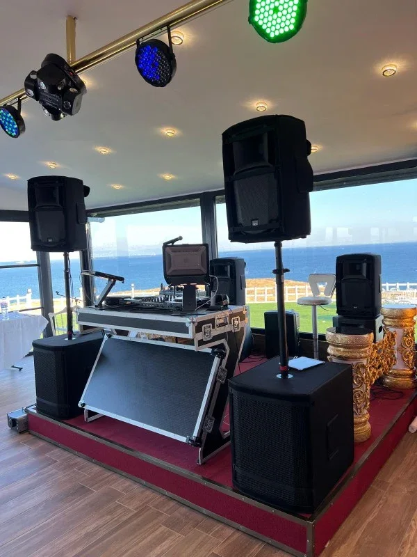 Düğün DJ hizmeti sırasında gelin ve damadın ilk dansı