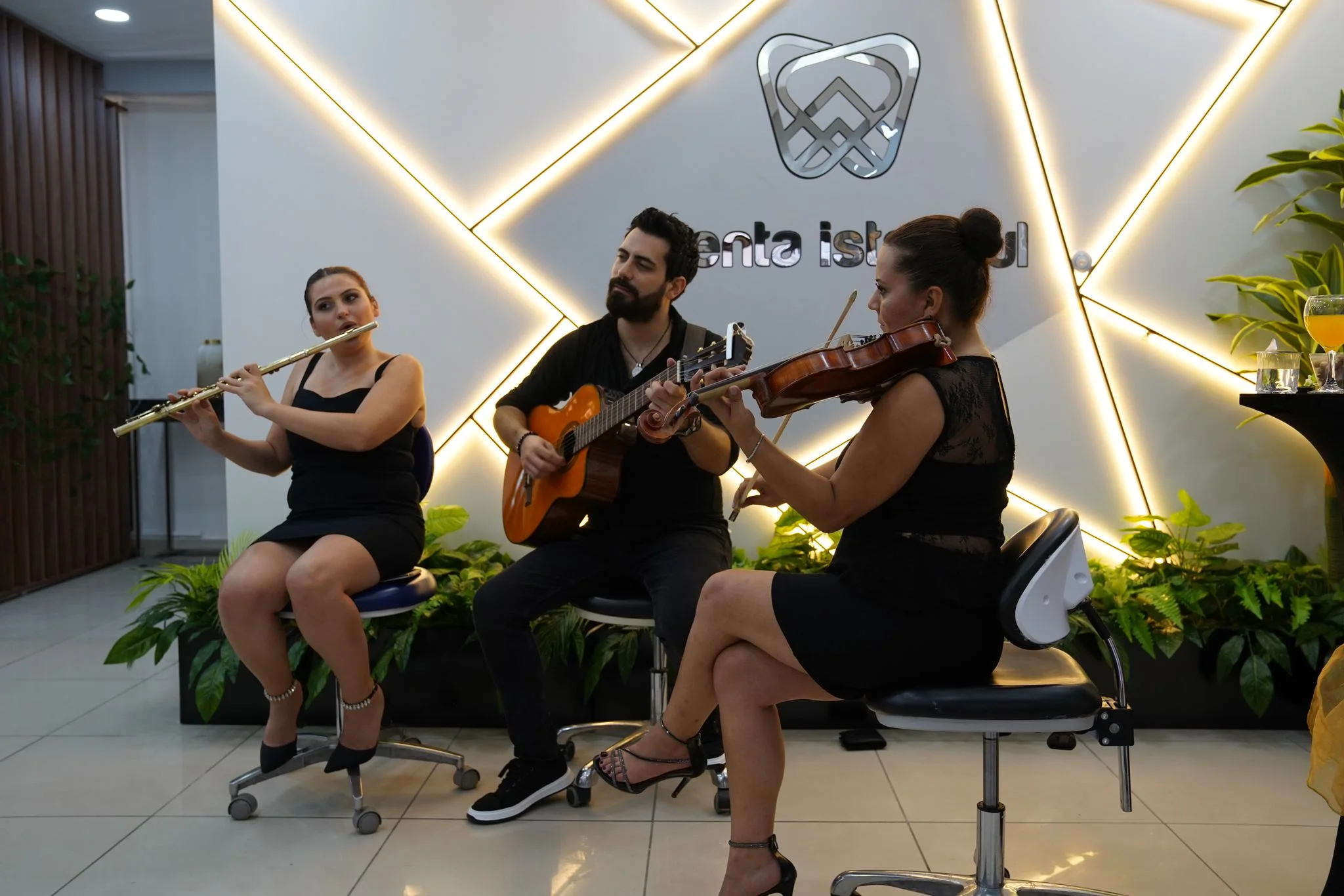 En Baba Organizasyon Trio Müzik Grubu canlı performans görseli 2