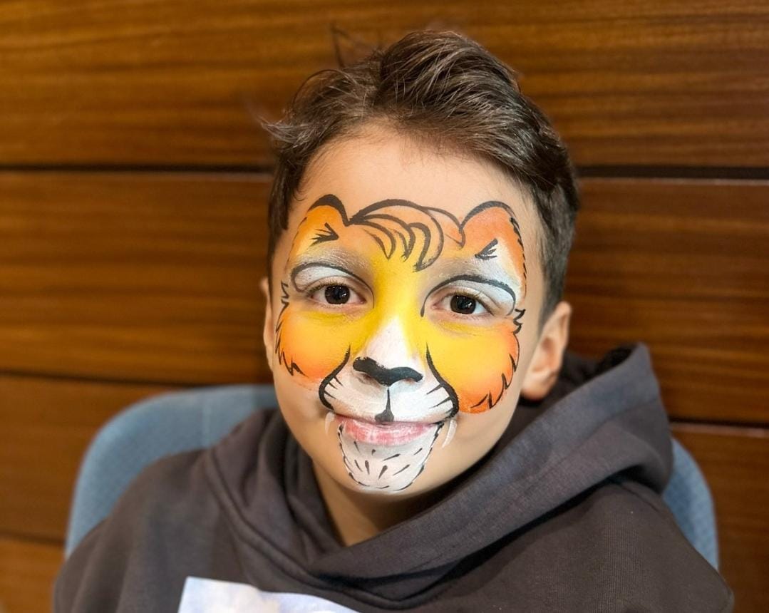 Doğum günü için profesyonel yüz boyama örnek görsel 3