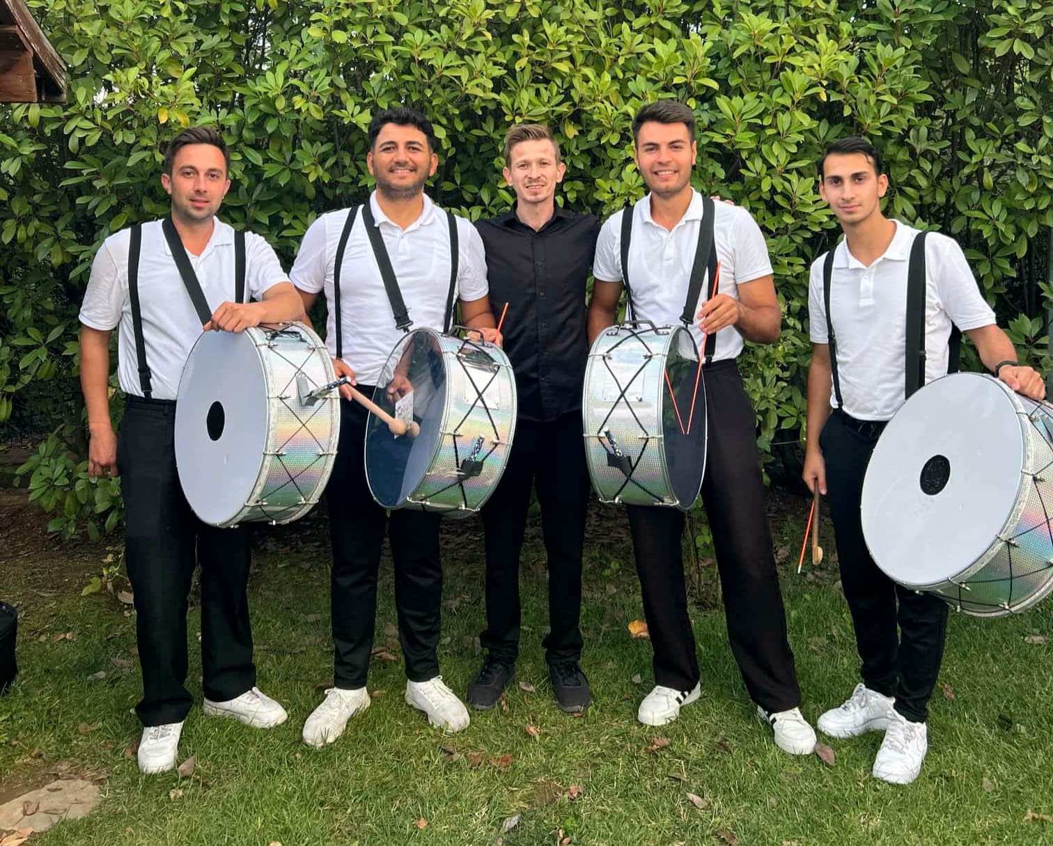 LED ışıklı davullar ve zaffe ekibi sahnede