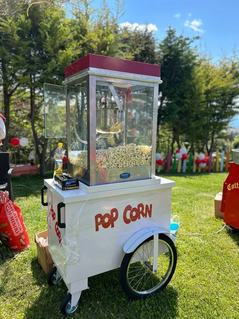 İstanbul etkinliğinde popcorn arabası kurulumu