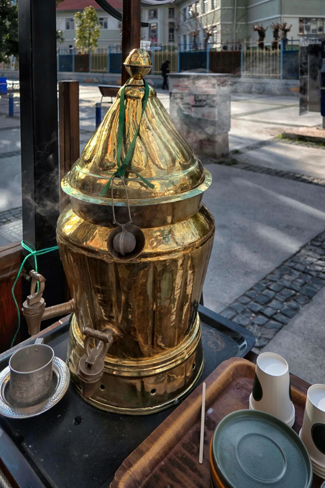 Etkinlikte sıcak salep kazanı ve servis ekipmanı
